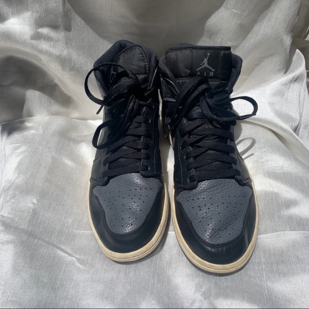 Black/gray Air Jordan 1 Mid
